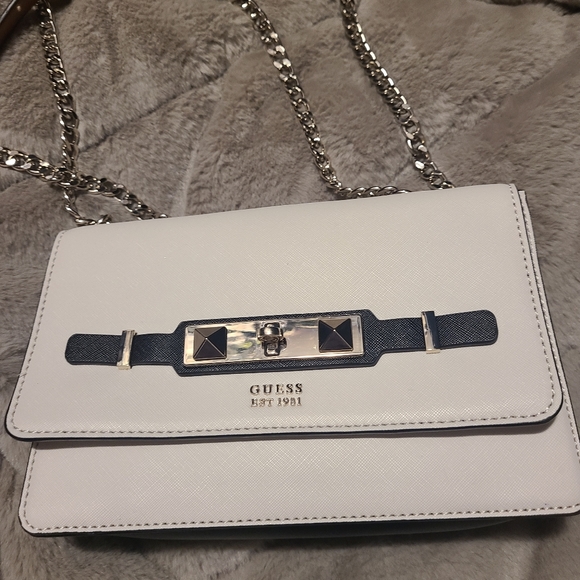 Guess purse - Picture 1 of 2